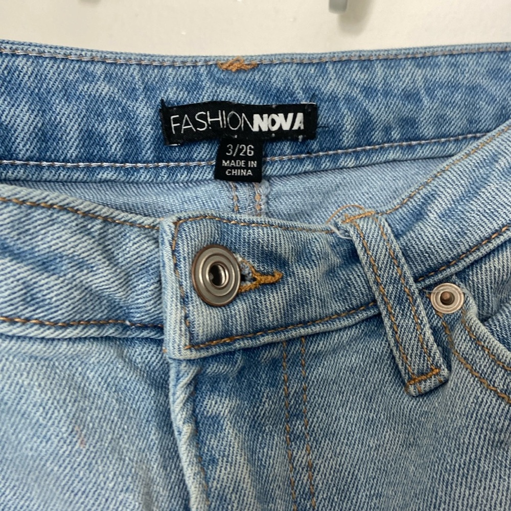 Light wash jeans. Give me your best prices😁
